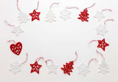 Noel kırmızı ve beyaz ağaçları kar taneleri yıldızları ve beyaz arka planda yalnız bir kalp çerçevesi. Yeni yıl kutlamaları için tebrik kartı daveti, şablon