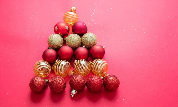 Χριστουγεννιάτικα Στολίδια Σχήμα Χριστουγεννιάτικου Δέντρου Φόντο Κόκκινο Χρώμα Μπάλες Ποικιλία — Φωτογραφία Αρχείου