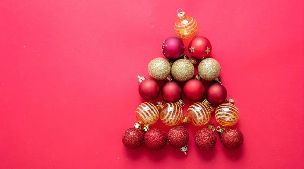 Natale Palline Colorate Con Brillantini Formando Albero Natale Sfondo Colore — Foto Stock