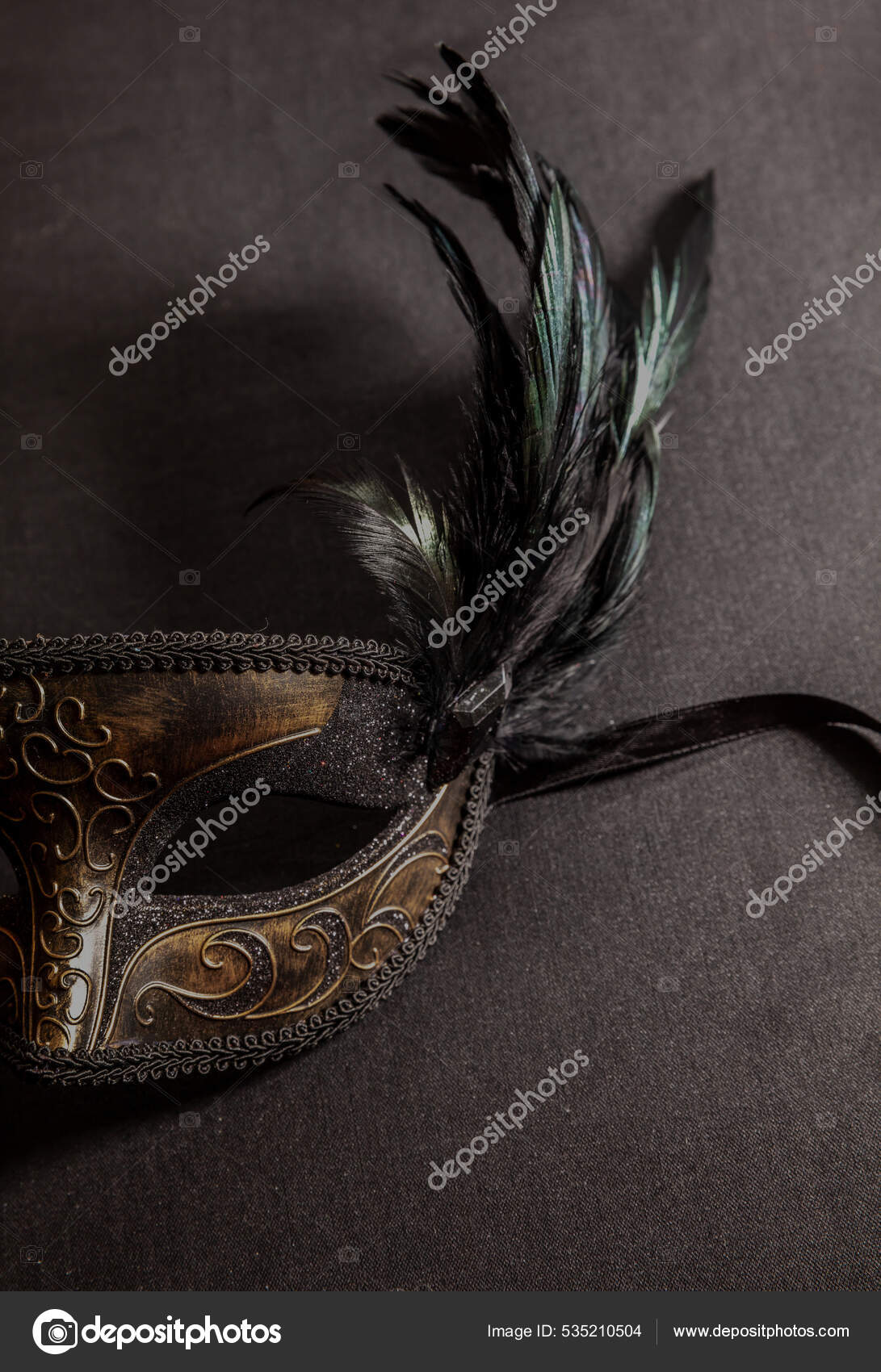 Máscara veneciana en el concepto de fondo oscuro de la celebración del  carnaval