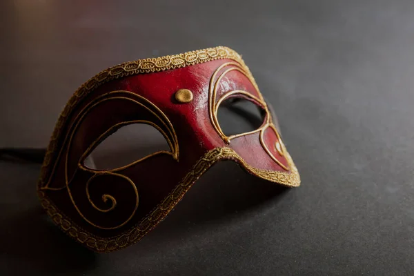 Karneval Benátská Maska Červená Barva Ručně Vyrobené Černém Pozadí Tradiční — Stock fotografie
