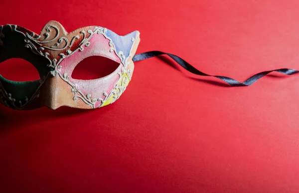 Carnaval Máscara Veneziana Colorfoul Feito Mão Sobre Fundo Cor Vermelha — Fotografia de Stock