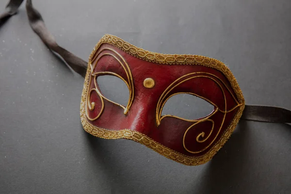 Karneval Benátská Maska Červená Barva Ručně Vyrobené Černém Pozadí Tradiční — Stock fotografie