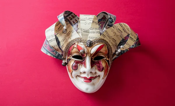 Carnaval Máscara Arlequim Veneziano Sobre Fundo Cor Vermelha Italiano Commedia — Fotografia de Stock