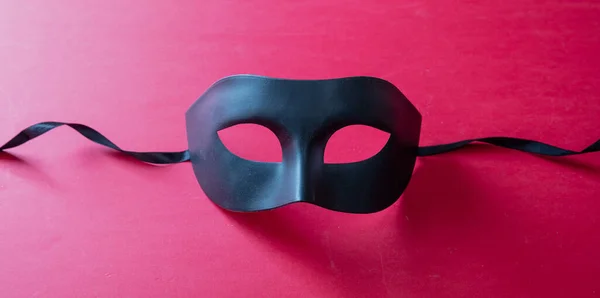 Karneval Benátská Maska Černá Červeném Pozadí Tradiční Festivalový Převlek Mardi — Stock fotografie
