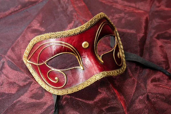 Karneval Venezianische Maske Rote Farbe Handgefertigt Auf Rotem Textilhintergrund Traditionelle — Stockfoto