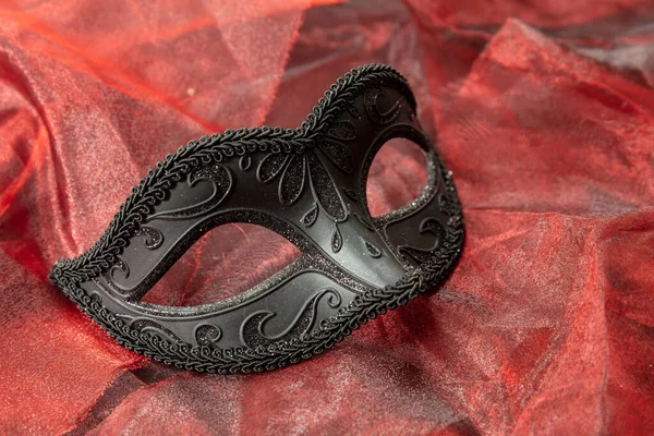 Carnaval Venetiaans Masker Zwart Met Glitter Rode Textiel Achtergrond Traditioneel — Stockfoto