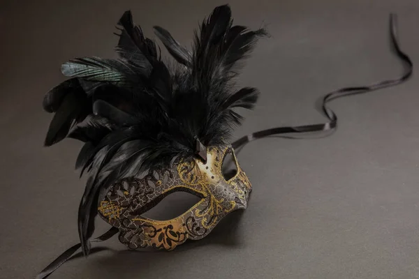 Καρναβάλι Βενετσιάνικη Χρυσή Μάσκα Μαύρα Φτερά Σκούρο Γκρι Χρώμα Φόντο — Φωτογραφία Αρχείου