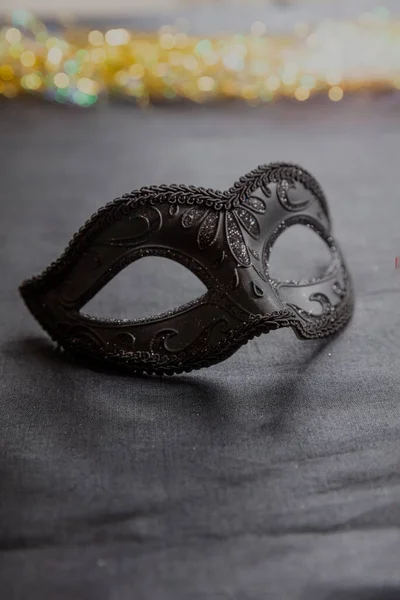 Karneval Venetiansk Mask Svart Med Glitter Grå Textil Glänsande Bakgrund — Stockfoto