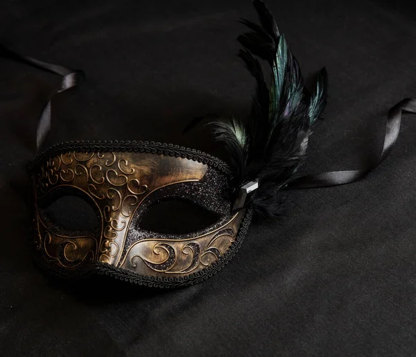 Faschingsparty Venezianische Maske Mit Schwarzen Federn Auf Dunkelgrauem Hintergrund Kopierraum — Stockfoto