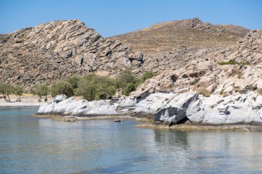 Paros Adası Cyclades Yunanistan 'daki Kolymbithres köyündeki kumlu plajda granit oluşumları kayalar. Yıl boyunca popüler olan mavi gökyüzü Ege deniz meyhaneleri, kafeterya su sporları sakin.