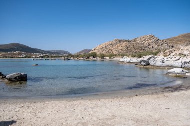 Paros Adası Cyclades Yunanistan 'daki Kolymbithres plajı. Granit beyaz kaya oluşumları, boş kumlu plaj, mavi gökyüzü, şeffaf durgun Ege denizi, yaz güneşli günü.