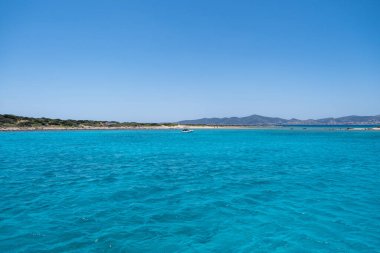 Paros ve Antiparos adaları arasındaki Panteronisi adası Cyclades Yunanistan, Ege Denizi. Popüler konum, mavi göl zümrüt turkuaz su.