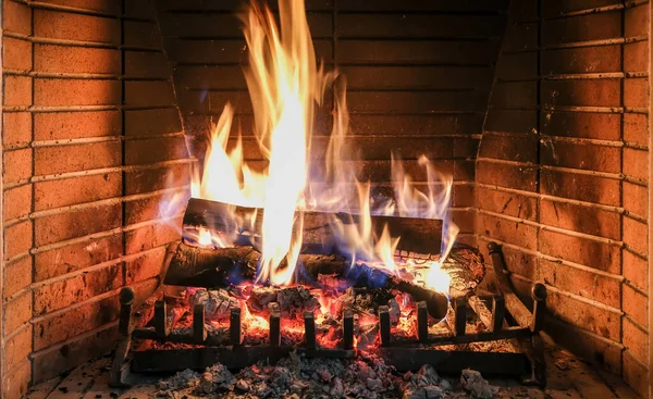 Święta Przytulny Kominek Drewniane Płonące Kłody Tło Cegieł Pożarowych Relaks — Zdjęcie stockowe