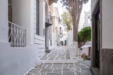 Cyclades, Yunanistan. Ios, Nios Adası, Chora. Beyazlatılmış binalar ve dar kaldırım taşı caddeleri geleneksel mimari, boş taş kaldırımlar, 