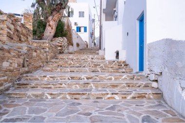 Cyclades, Yunanistan. Ios, Nios Adası, Chora. Beyazlatılmış binalar ve boş kaldırımlı merdivenler, geleneksel mimari..