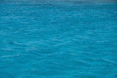 Deniz suyu arka planı, küçük dalgalanma dokusu. Okyanus yüzeyi mavi rengi, temiz çevre soyut arkaplan, yaz tatili boş şablon