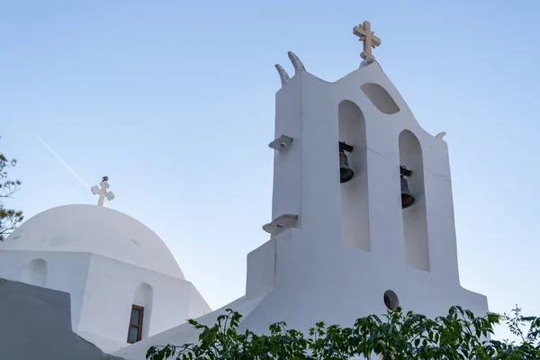 ニオス島イオス島の古い教会青い空を背景にチョラ島 ギリシャ キクラデス 白塗りのドームと鐘楼 低い角度の眺め — ストック写真