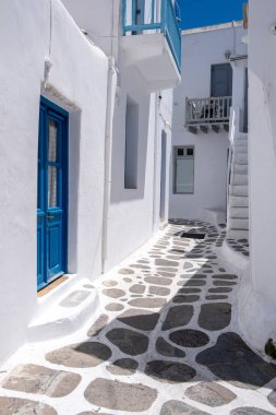 Mykonos adası, Chora köyü. Kiklad Yunanistan. Beyazlatılmış binalar, dar kaldırım taşı sokakları, geleneksel mimari. Yaz tatilleri,