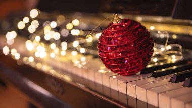 Noel Piyano müziği, Xmas dekorasyonu ve ışıklar arka planda. Tatil kutlaması konseri, parti şarkıları.,