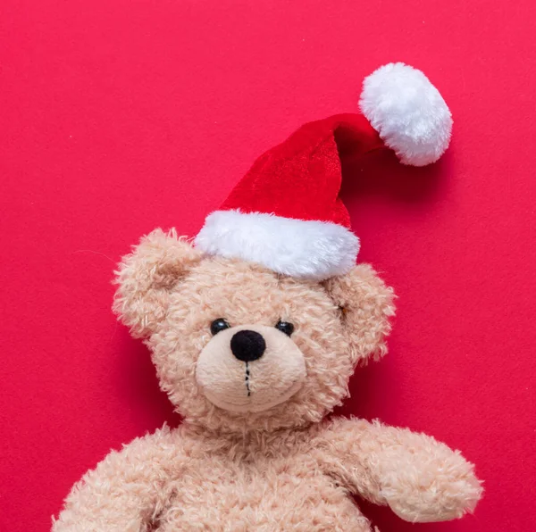 Рождественский Подарок Медведь Тедди Носит Шляпу Санты Красном Фоне Детские — стоковое фото