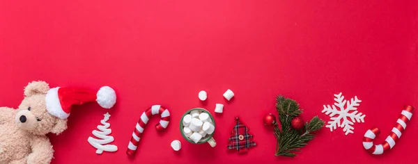 Decoración Navidad Plana Sobre Fondo Color Rojo Navidad Bolas Osito —  Fotos de Stock