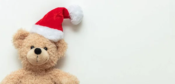 Kerstcadeau Teddy Beer Met Kerstmuts Witte Achtergrond Spandoek Kopieerruimte Kinderen — Stockfoto