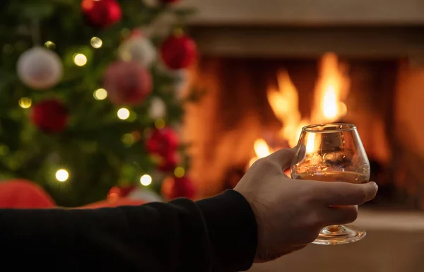 Uomo Possesso Bicchiere Brandy Albero Natale Bruciante Sfondo Camino Bevi — Foto Stock