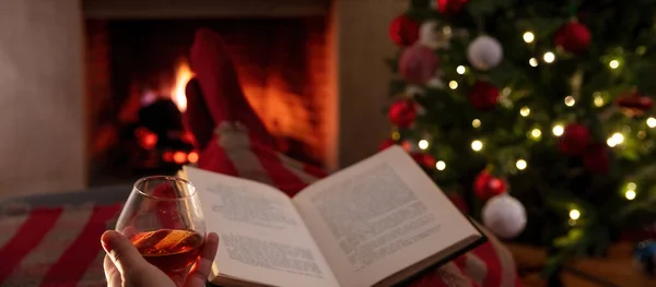 Détente Noël Maison Homme Avec Livre Verre Brandy Fond Cheminée — Photo