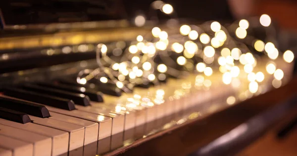 Weihnachten Klavierkonzert Bokeh Lichter Hintergrund Weihnachtslieder Klassik Keyboard Feiertagsfeier — Stockfoto