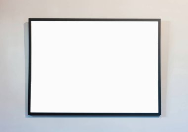 Beyaz duvar arkaplanındaki boş çerçeve, boşluğu kopyala. Poster modeli. Metin, reklam, ürün sunumu için siyah, modern, minimal sınır