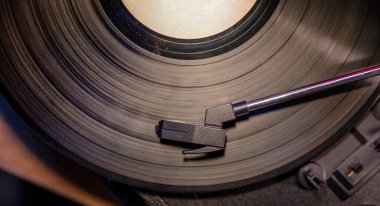 Turntable vinil çalar, diskteki iğne, üst görüntüyü kapat. Retro ses teknolojisi, klasik parti müziği çal.