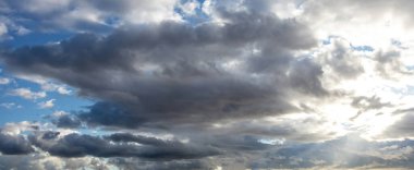 Mavi gökyüzü arka planında yağmur bulutları. Pofuduk kümülüs bulutları beyaz ve gri tonda. Hava durumu, meteoroloji konsepti