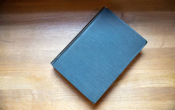木製の背景に古い黒いノートブックを閉じ トップビュー テーブルの上のブランクカバー本 コピースペース ハードカバーテンプレート — ストック写真