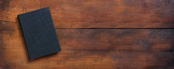 Masadaki Boş Kapak Kitabı Ahşap Arka Plan Üst Manzara Pankartta — Stok fotoğraf