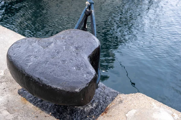 Ship Mooring Rope Port Bollard Harbor Pier Rippled Sea Water — 图库照片