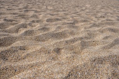 Kum arkaplan dokusu. Boş kumsal, temiz ayak izleri ve dalgalar, yaz tatili konsepti.. 