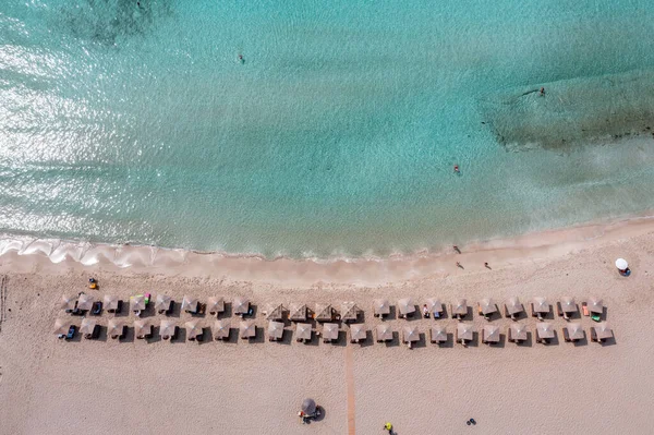 Homokos Strand Nyugodt Türkiz Víz Légi Kilátás Emberek Úsznak Vagy — Stock Fotó