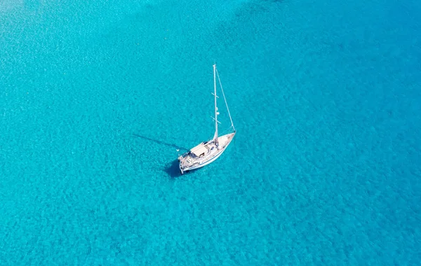 Sail Boat Anchored Calm Turquoise Sea Water Background Aerial Drone — Foto Stock