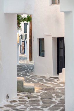Paros Adası, Yunanistan. Naousa eski taşlı sokak. Beyazlatılmış bina, boş dar kaldırım taşı caddesi.