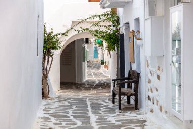 Paros Adası, Yunanistan. Naousa eski taşlı sokak. Beyazlatılmış bina, boş dar kaldırım taşı kaplı cadde