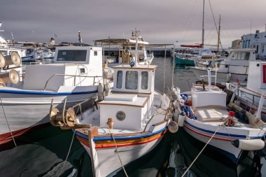 Yunanistan 'ın Paros adasındaki Naousa eski limanına demir atmış bir balıkçı teknesi, Cyclades. Turist taşımacılığı için geleneksel ahşap gemi, yaz tatili