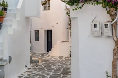 Paros Adası, Yunanistan. Beyazlatılmış bina, Naousa eski kasabasındaki boş dar kaldırım taşı caddesi ve merdiven. Yaz tatili