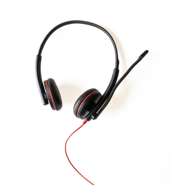 呼叫中心耳机隔离在白色背景 客户支持 求助热线概念 带麦克风和红线的服务台耳机 设计元件 — 图库照片
