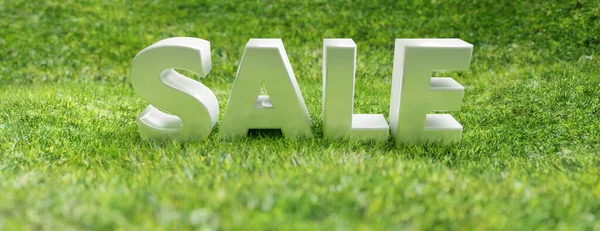 销售词绿色草场背景 用于广告 横幅的白色文字的俯视图 3D说明 — 图库照片