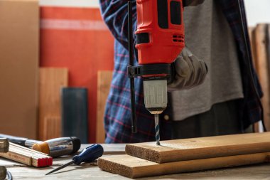 Matkap elektrikli alet, el matkabı ahşap. İnşaat endüstrisi, marangoz tezgahı yakın çekim manzarası