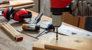 Matkap elektrikli alet, marangoz eli tahta delme. İnşaat endüstrisi, çalışma masası yakın çekim görüntüsü