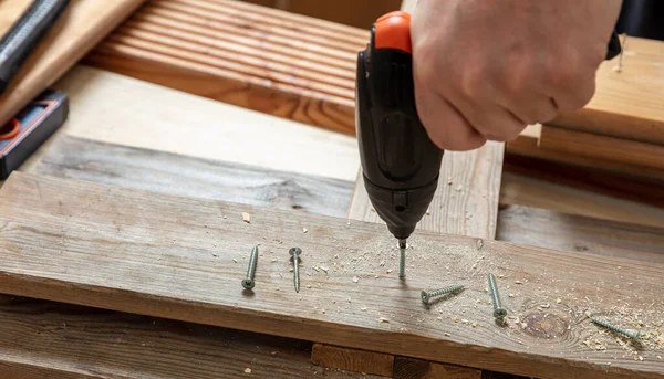 Screwdriver Electric Tool Male Hand Screw Wood Carpenter Work Bench — Stock Photo, Image