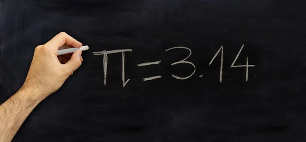Nummer Wiskundige Constante Krijttekening Een Schoolbord Mannelijke Hand Schrijven Griekse — Stockfoto