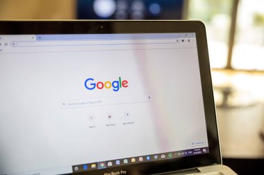 Yunanistan Atina, 23 Ocak 2022. Laptop bilgisayar ekranında Google logosu. Çevrimiçi reklam, arama motoru, bulut hesaplama hizmeti şirketi